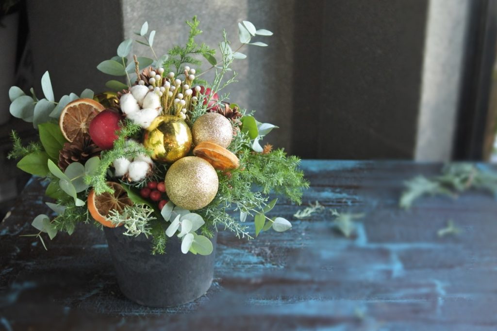 クリスマスやお正月のアレンジメント いつ買いますか せっかくお花を買うのだから 長く楽しんで頂きたい Glu Ck Floristik グリュック フローリスティーク