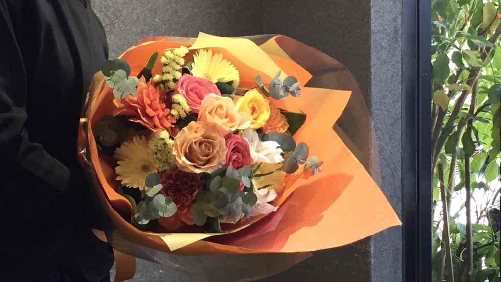 花束を作るコツを公開します 実際のお花屋さんがブーケを作る方法 工程を動画で確認できます Glu Ck Floristik グリュック フローリスティーク