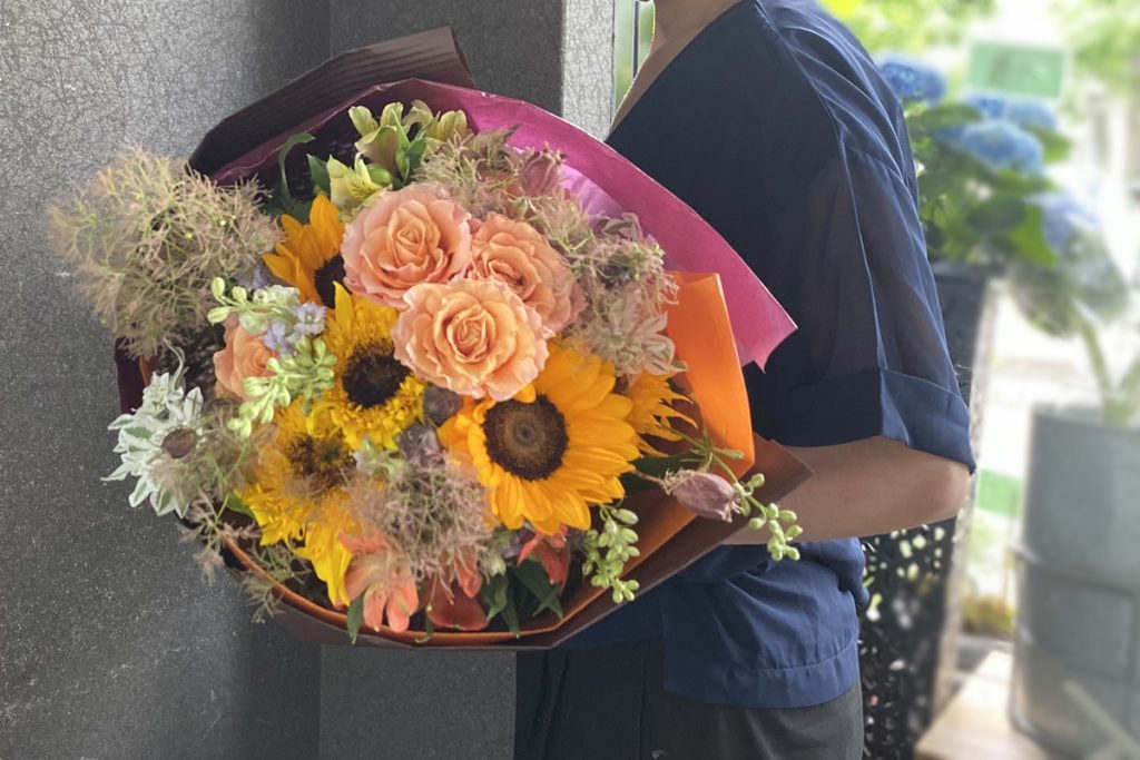 夏のギフト一番人気の秘密 ひまわりの花束 元気なイメージの花をブラウン系で大人っぽくまとめたブーケ Glu Ck Floristik グリュック フローリスティーク