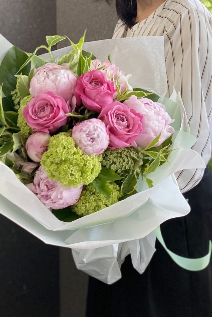 今年最後のシャクヤクブーケ 離れていても 近くにいても お花を贈れば相手を思いやる気持ちが伝わります Glu Ck Floristik グリュック フローリスティーク