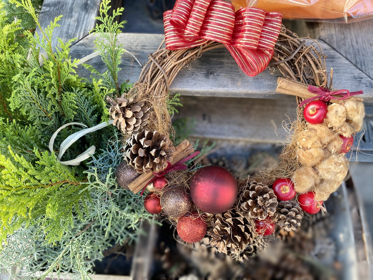 クリスマスリースいつ飾る いつから飾って いつ片づけるの とお悩みの方へ 由来 意味などから解明します Glu Ck Floristik グリュック フローリスティーク