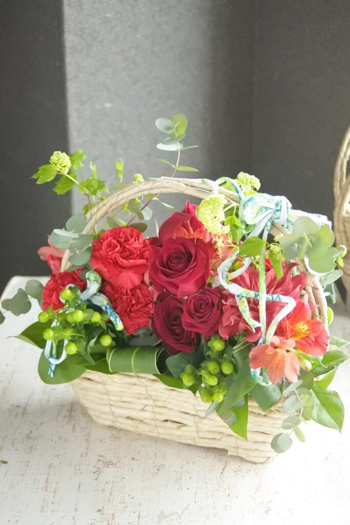 母の日のアレンジ 母の日のお悩み お母さまに喜んでもらうフラワーギフトとは こころ軽やかバスケットアレンジのご紹介 Glu Ck Floristik グリュック フローリスティーク