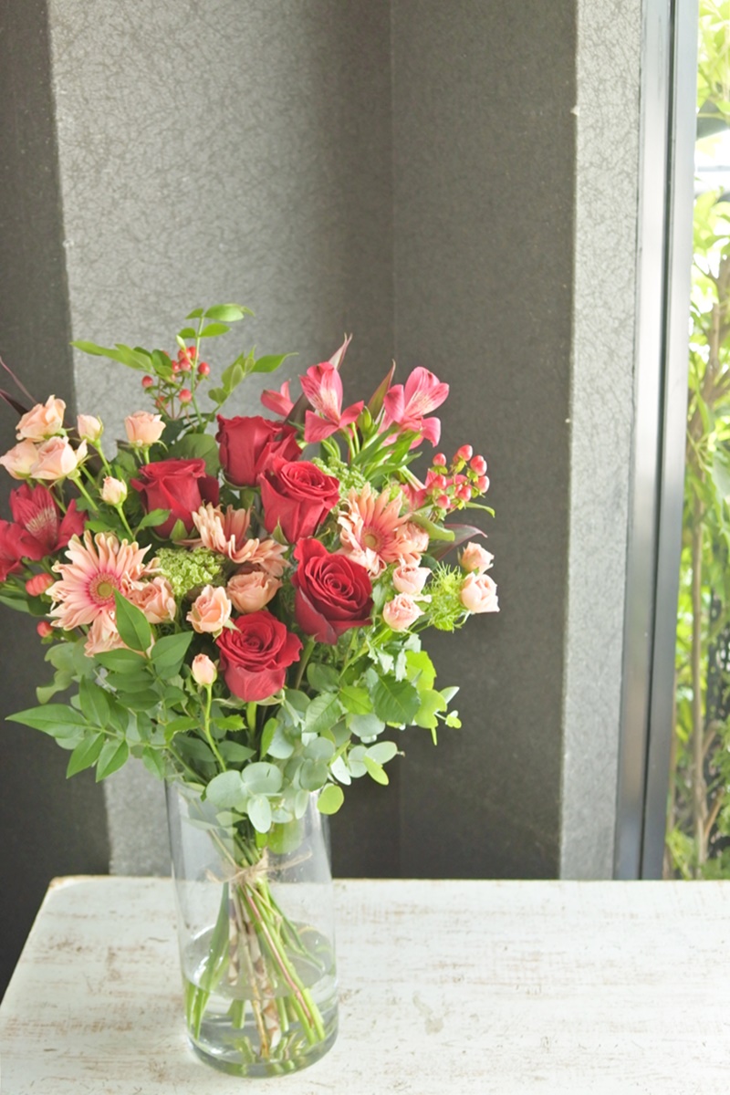 送別のお花,赤いバラの花束,ロングブーケ,結婚祝い,結婚記念日,男性が送る花,グリュック,お花の写真,大阪市花屋,大阪市西区花屋,写真撮影のコツ,お花の配達,gluckfloristik,グリュック