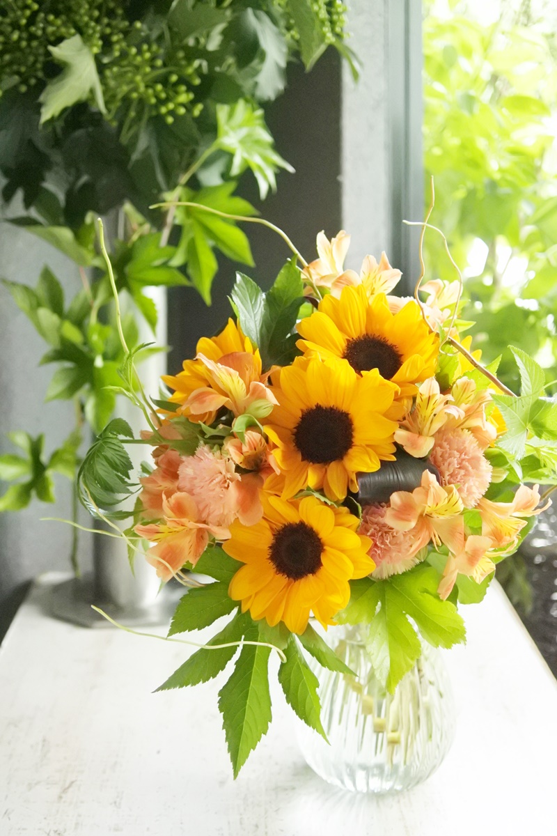 手土産の選び方 夏らしい花束をありがとう 1年ぶりに会うお友達ともぐっと距離が縮まるサマーブーケ Glu Ck Floristik グリュック フローリスティーク