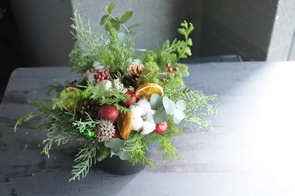 クリスマスプレゼント,赤バラ,白い花,コットンフラワー,針葉樹のアレンジ,フラワーギフト,松ぼっくりのアレンジ,フラワーアレンジメント