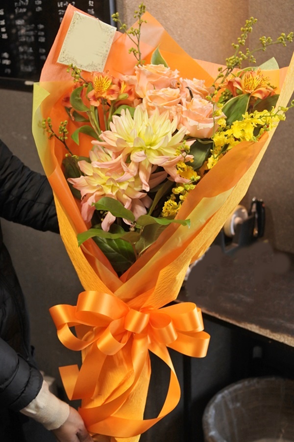 予算5000円の花束ってどんな大きさ どの花材 送別会やお誕生日のプレゼントに向いてる Glu Ck Floristik グリュック フローリスティーク